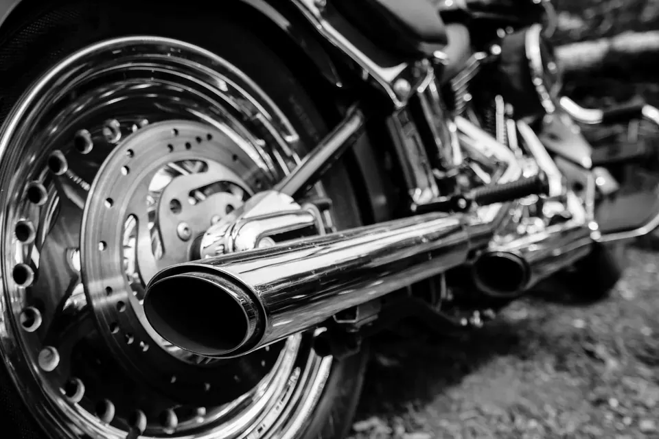 Pots d’échappement chromés d’une moto, vue arrière