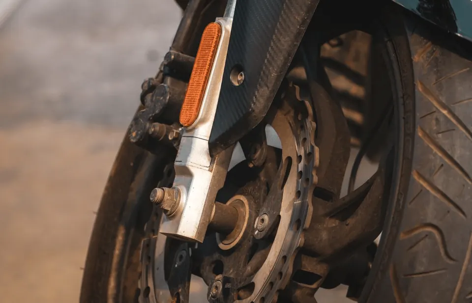 Disque de frein avant d’une moto en atelier