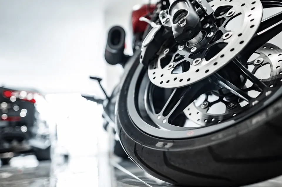 Étrier et disque de frein avant d’une moto