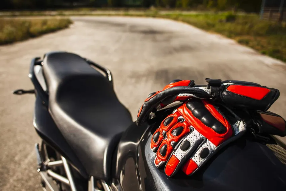 Moto noire et gants de moto rouges