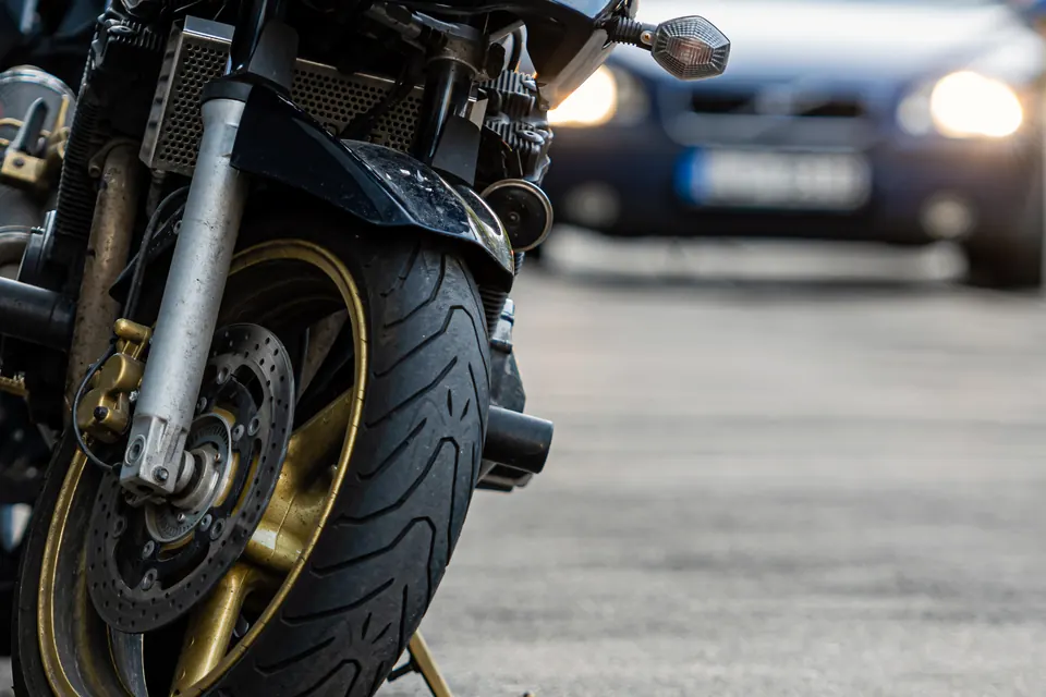 Moto garée sur un trottoir