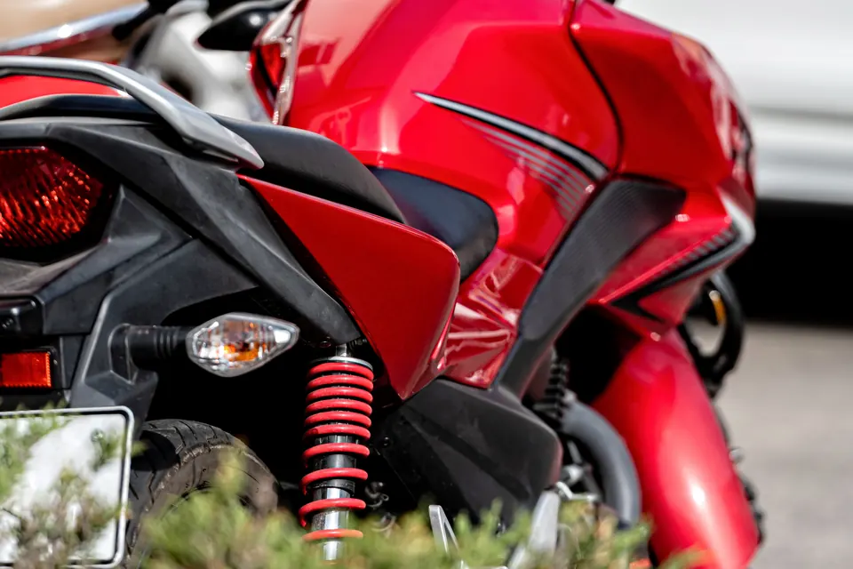 Détail d’une moto rouge moderne