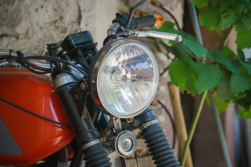 Phare avant d’une moto ancienne