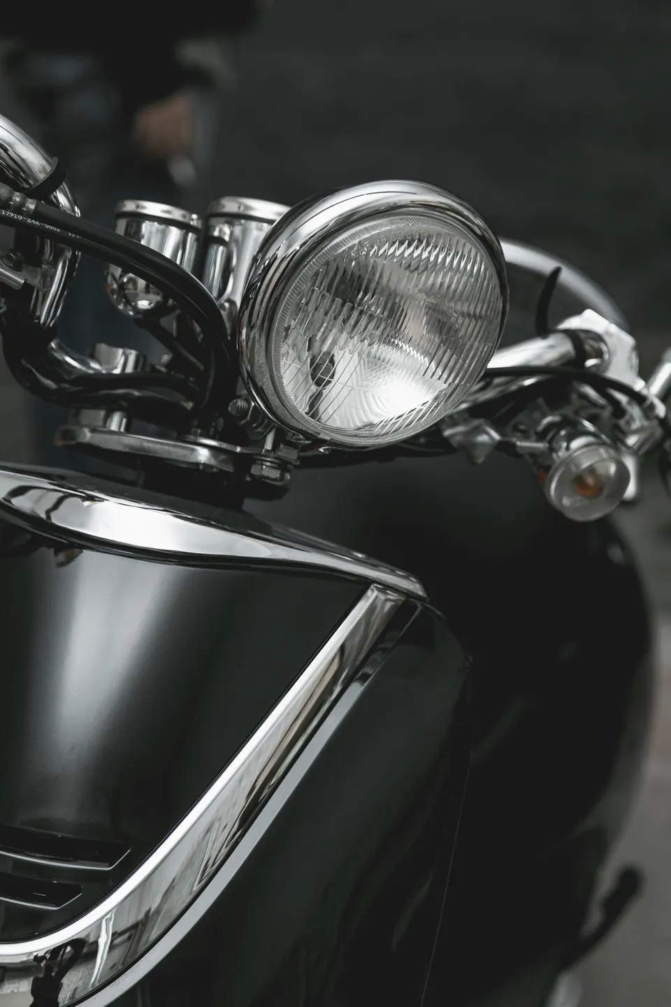 Phare d’une moto vintage, gros plan