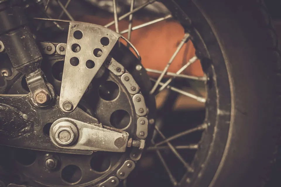 Pignon et chaîne de transmission d’une moto