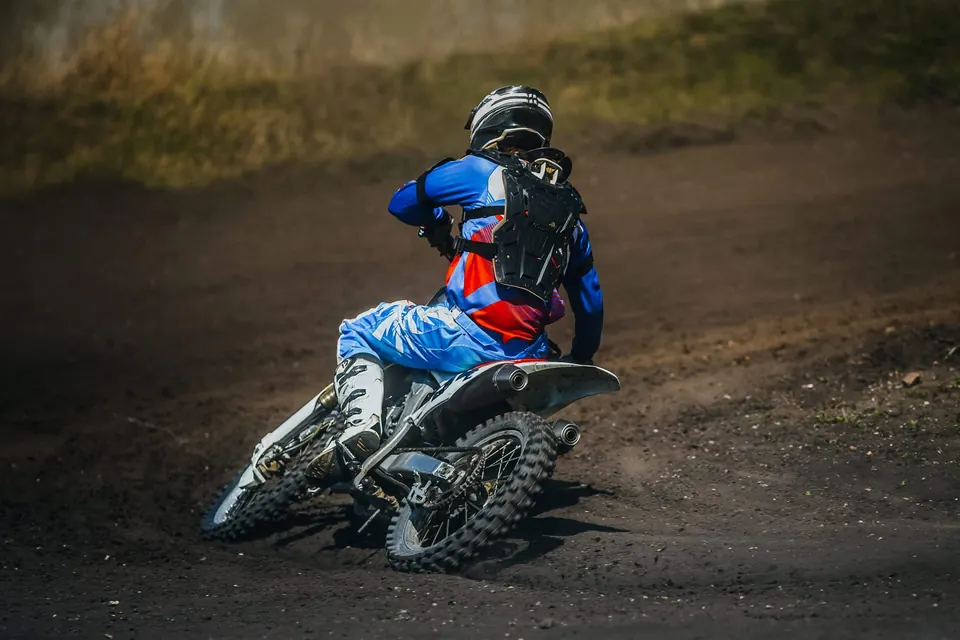 Pilote de moto roulant sur la route