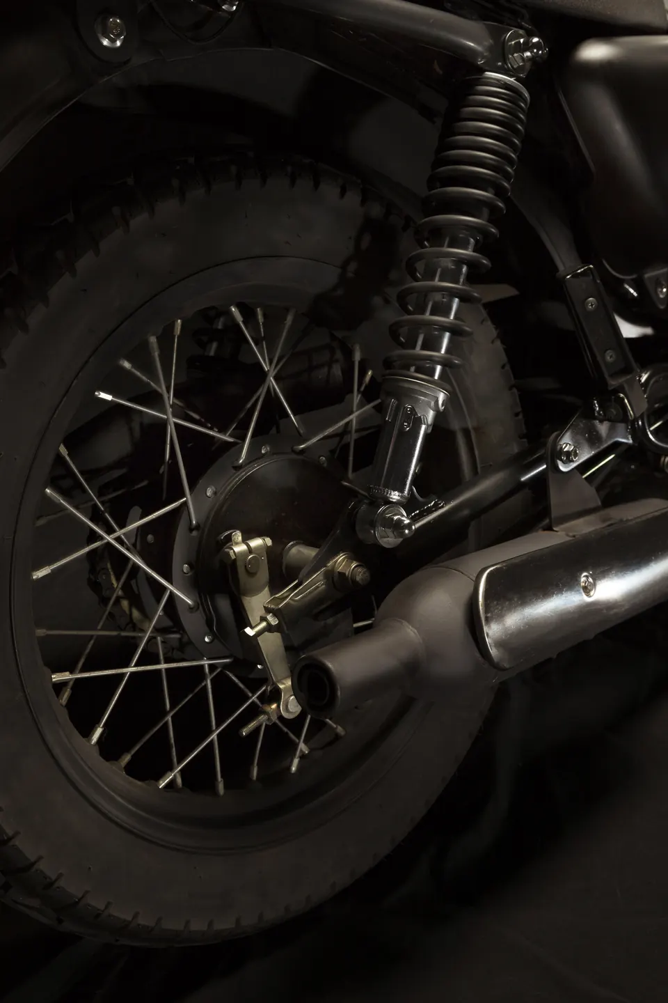 Roue et fourche d’un café racer