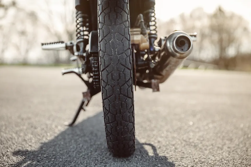 Roue et pot d’échappement d’une moto sur la route