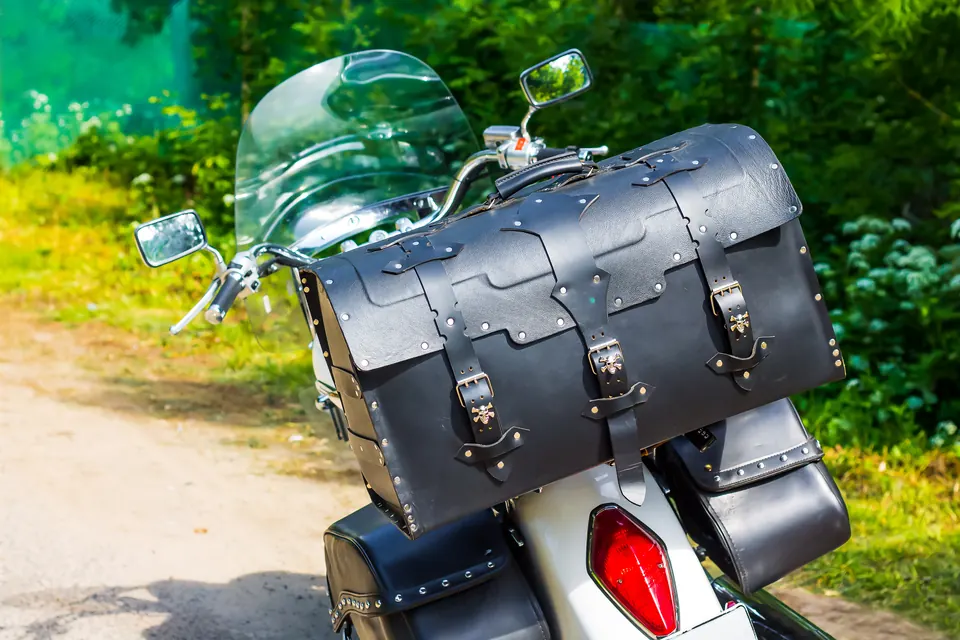 Sacoche de moto en cuir, gros plan