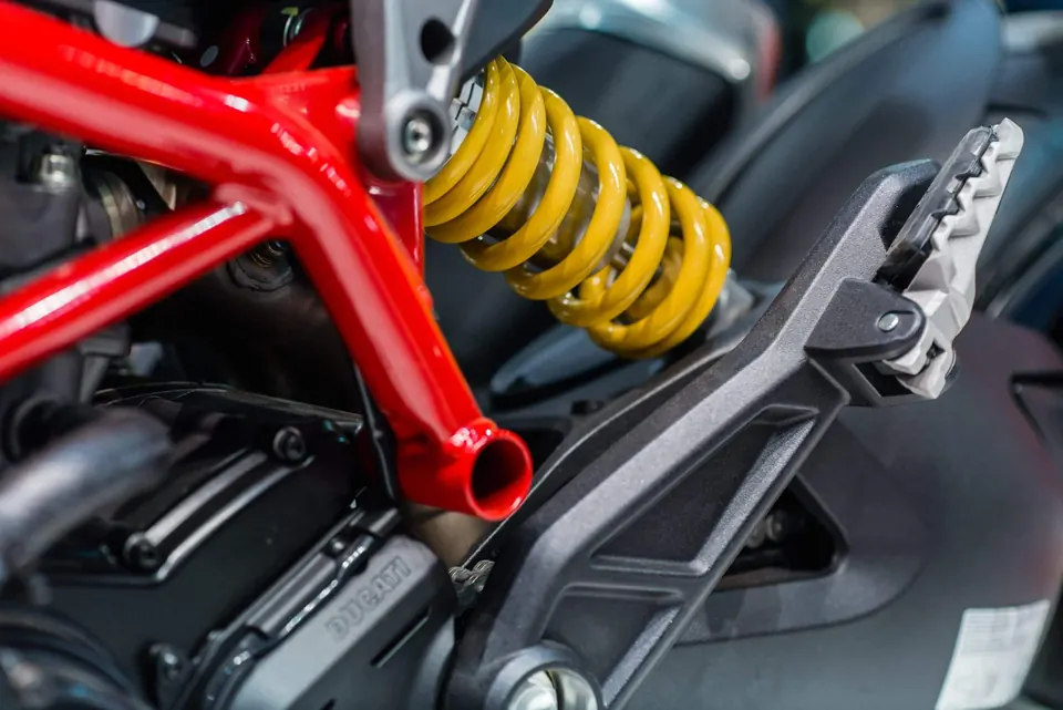 Suspension et châssis d’une moto